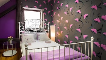 Double Room With Shared Bathroom | Truy cập Internet không dây miễn phí, bộ trải giường