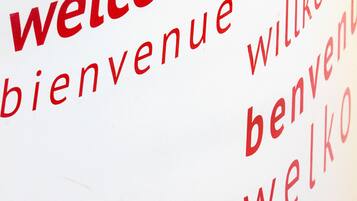 Primer plano de una cuerda con la palabra “welcome” en varios idiomas.