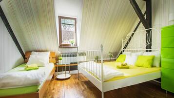 Twin Room With Shared Bathroom | Truy cập Internet không dây miễn phí, bộ trải giường