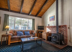 Cabaña clásica | Zona de estar | Televisión de 36 pulgadas con canales por cable, un reproductor de DVD