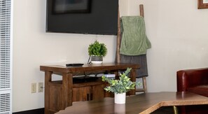 客房 | 起居區 | 36-吋電視、有線頻道、 DVD 播放機、書籍