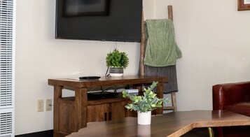 Habitación | Zona de estar | Televisión de 36 pulgadas con canales por cable, un reproductor de DVD