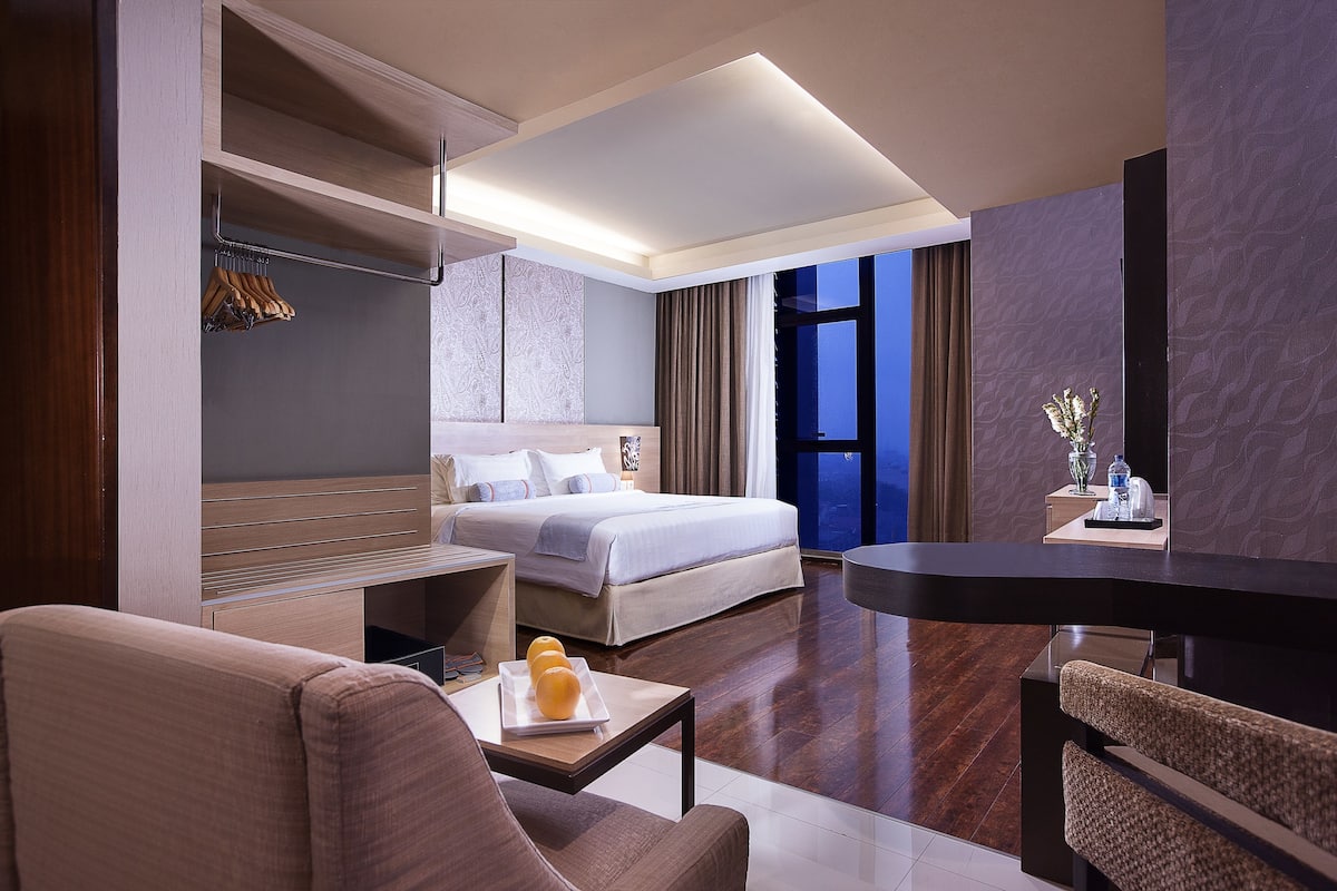 Junior Room | 1 bedroom, in-room safe, desk, soundproofing