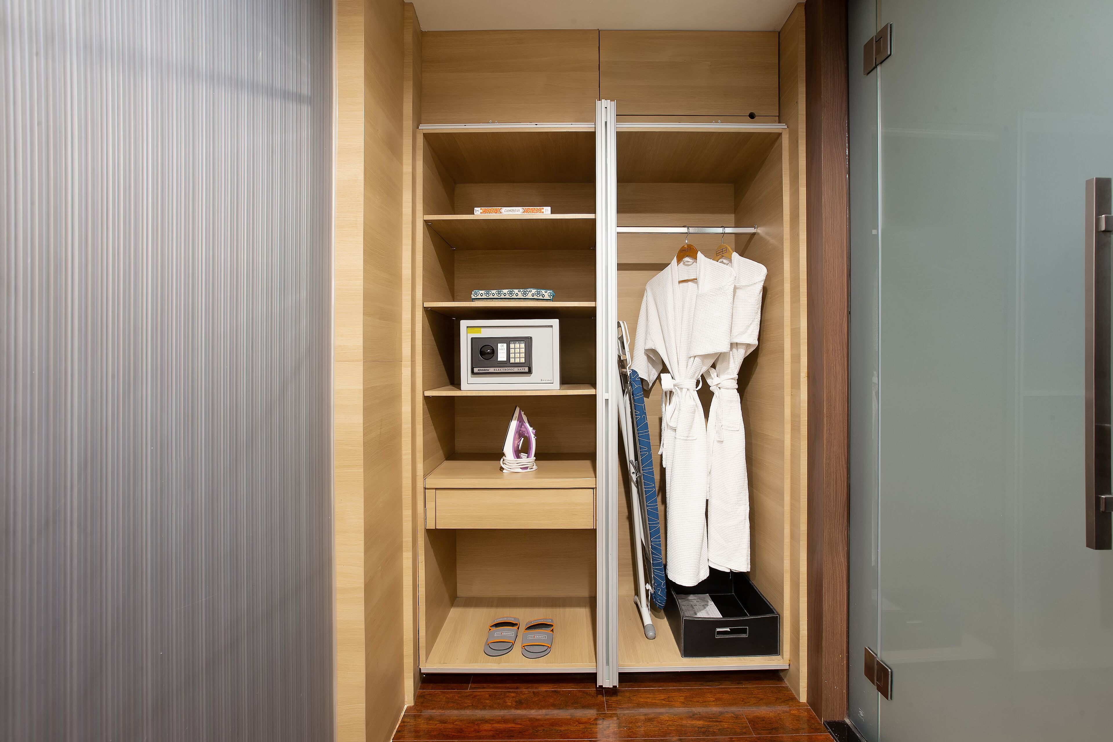 harper suite | in-room safe, desk, soundproofing, free wifi