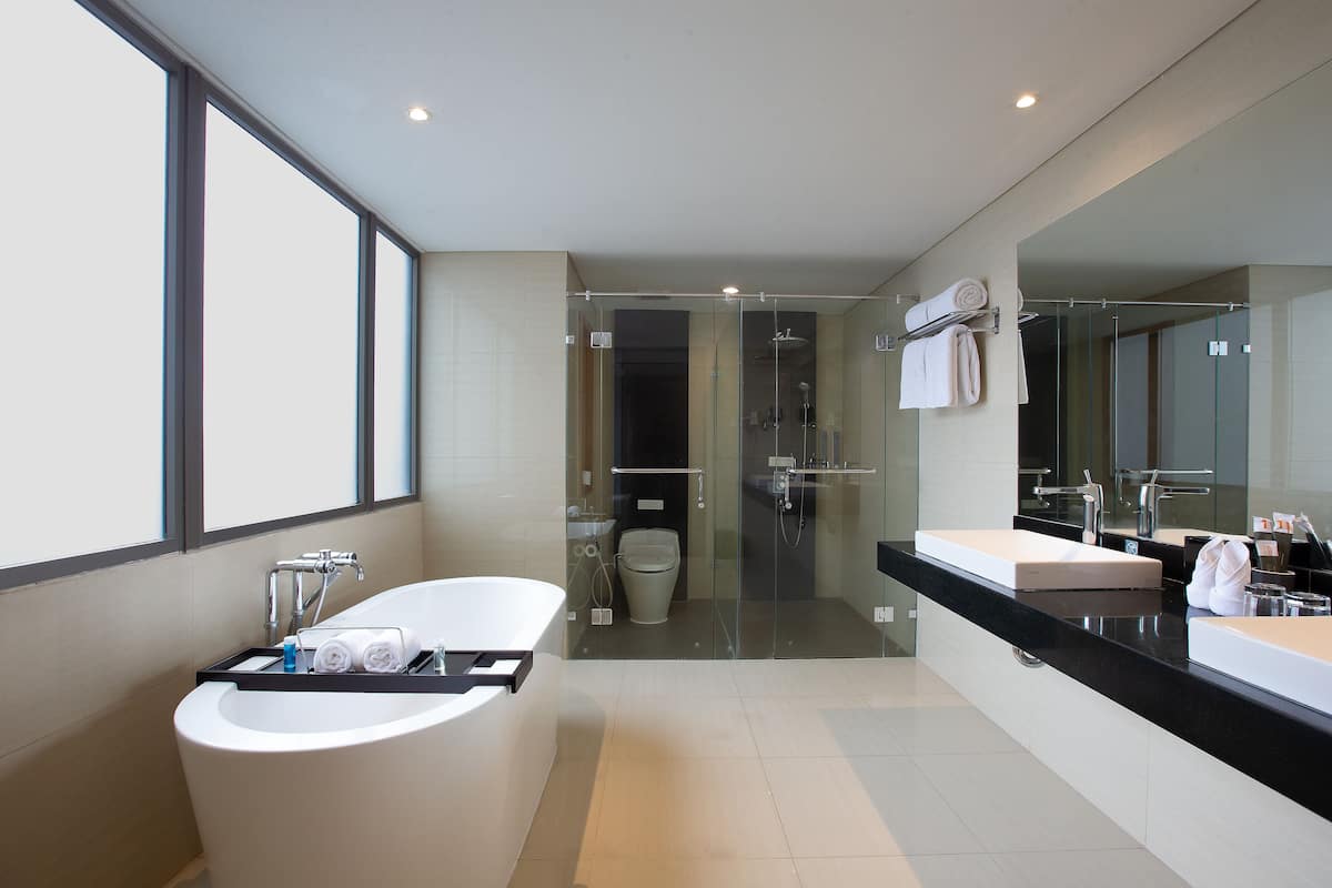harper suite | bathroom | free toiletries, hair dryer, slippers, towels