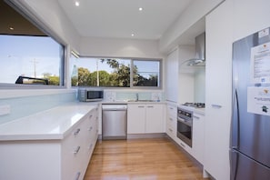 Apartamento Premium, 2 habitaciones | Cocina privada | Frigorífico, microondas, horno y placa de cocina