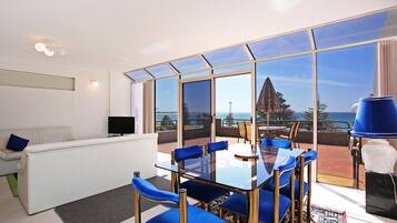 Deluxe Ocean View #12 | In-room dining
