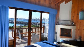 Cabaña, 1 cama King size, frente al océano (Ocean Front) | Área de sala de estar | Televisión