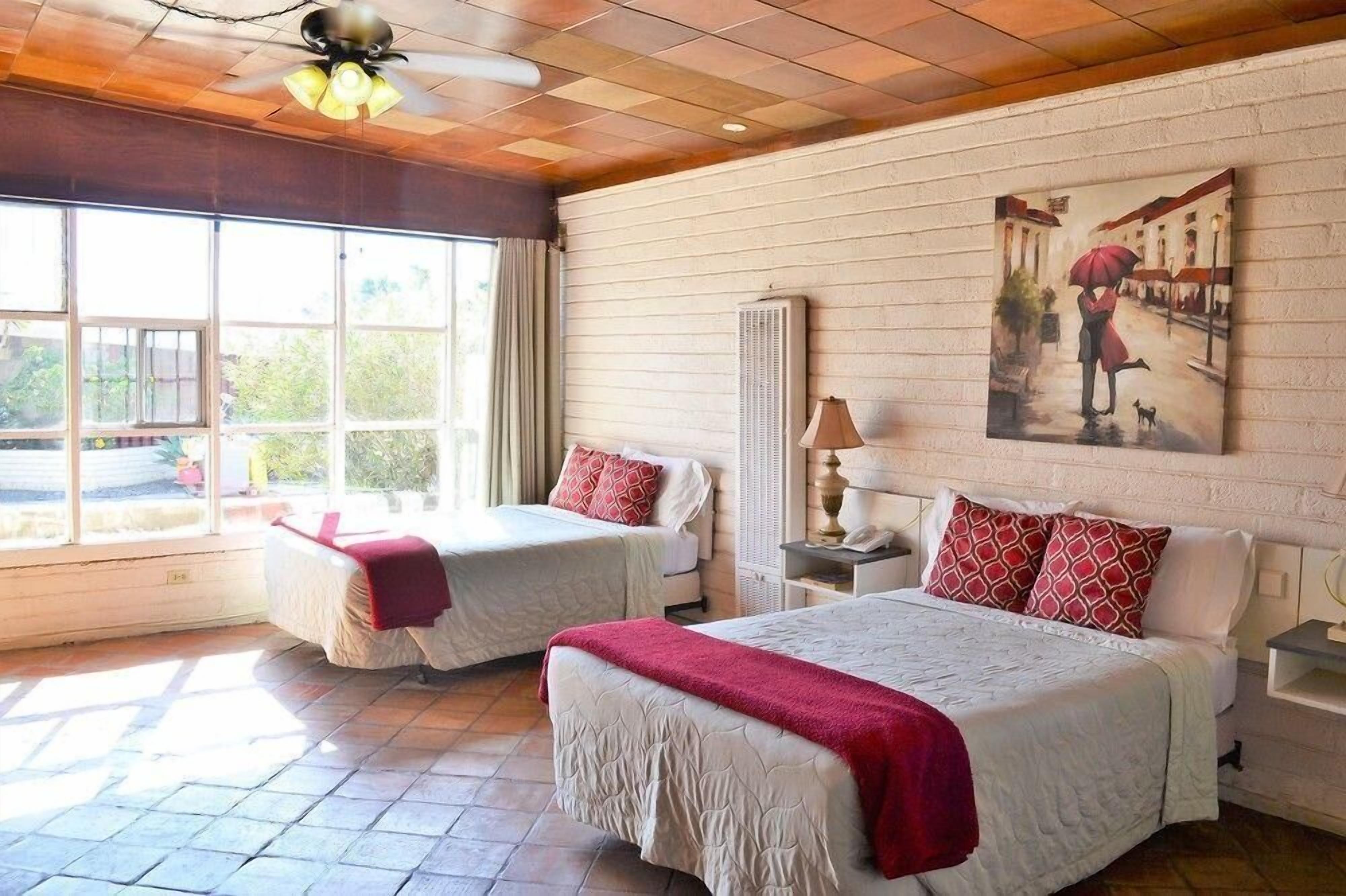 Een strijkplank/strijkijzer, gratis wifi, beddengoed