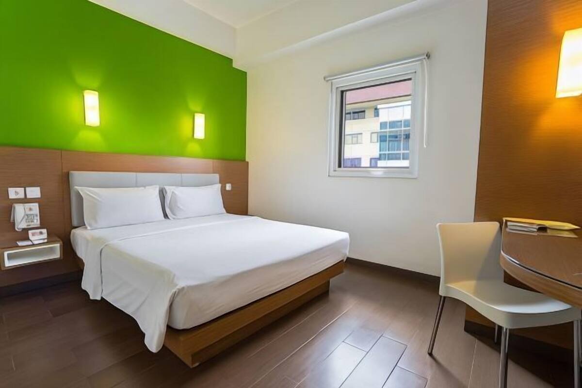In-room safe, desk, WiFi (free), bed sheets