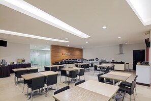 Breakfast, lunch, dinner served; Indonesian cuisine  - Amaris Hotel Pancoran (Jakarta)