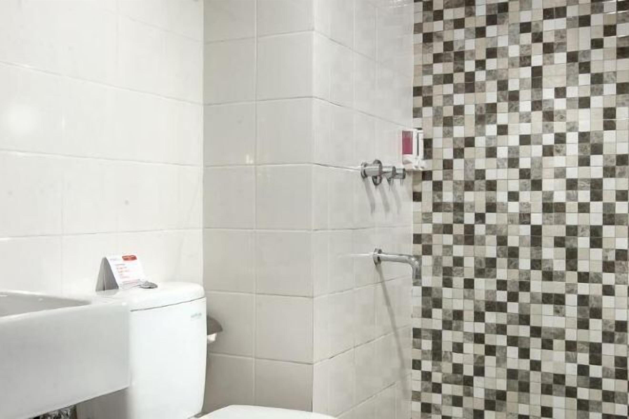 Baño | Regadera, amenidades de baño gratuitas, secadora de cabello, pantuflas 