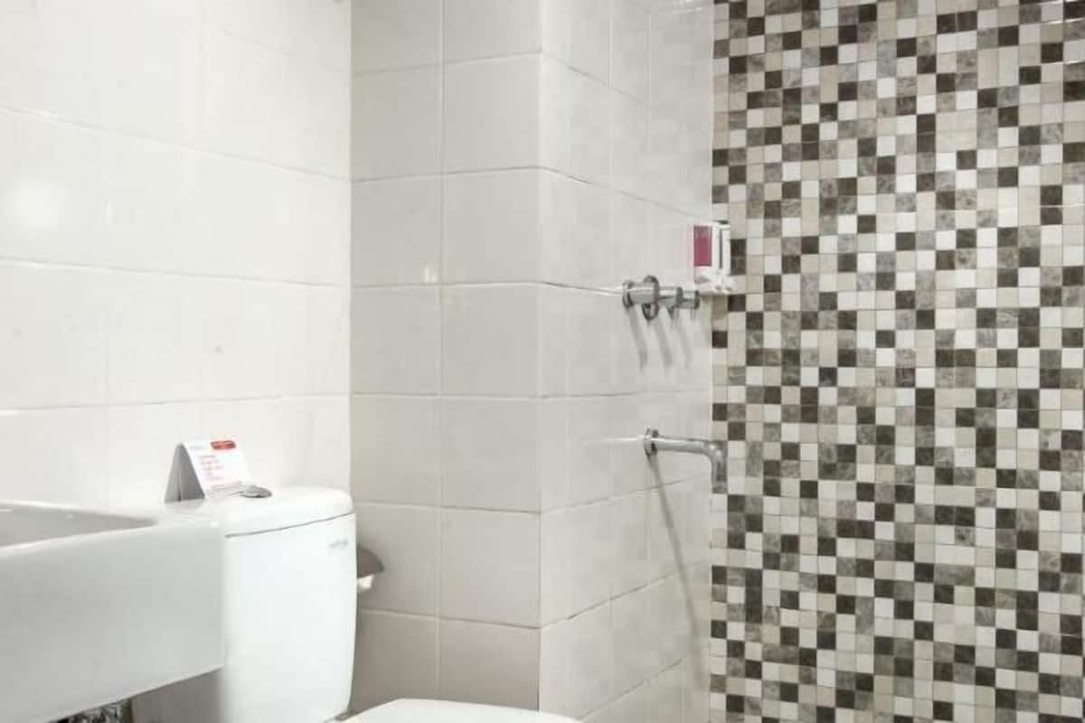 Bad | Dusj, toalettartikler (inkludert), hårføner og tøfler