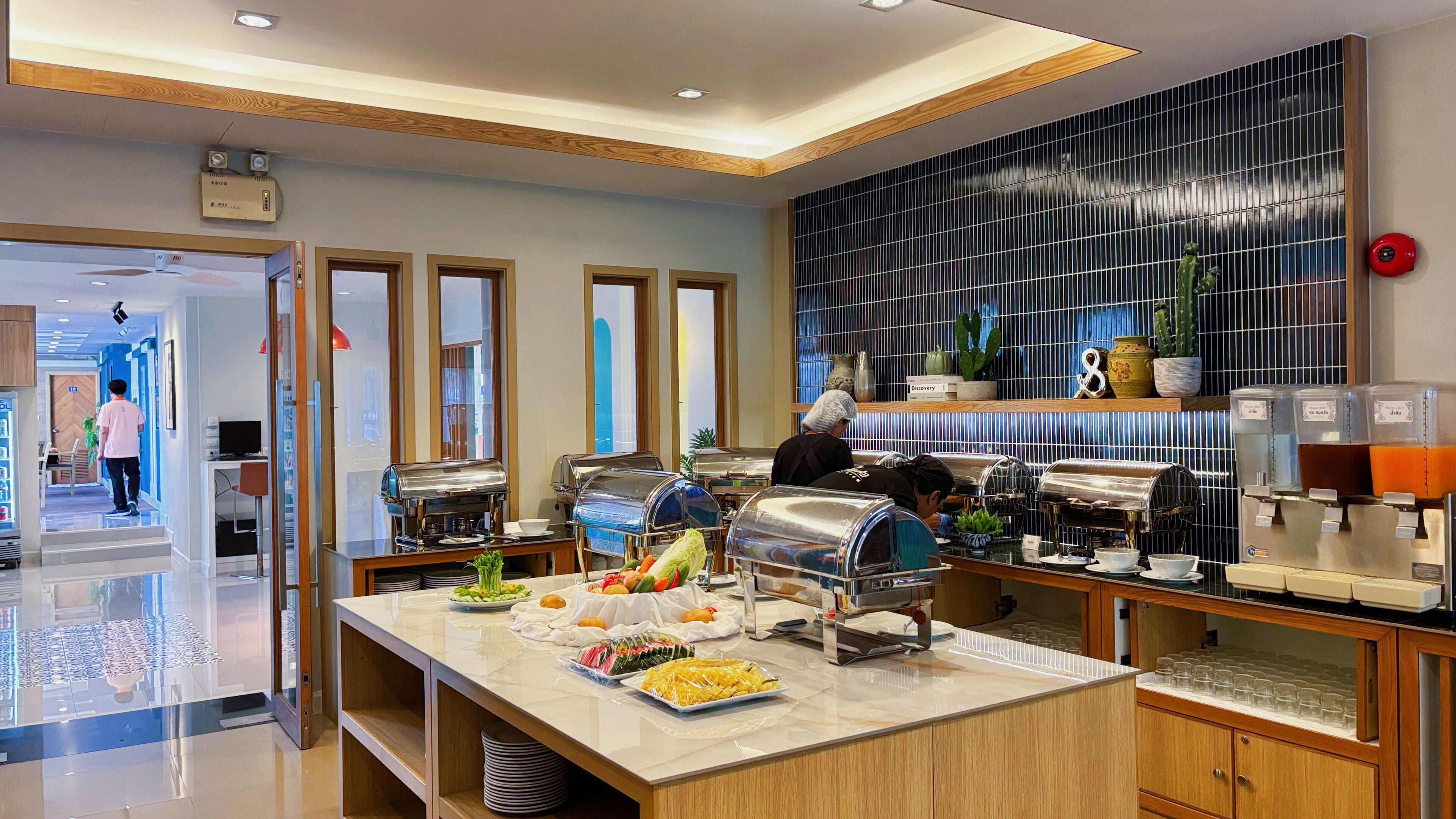 Breakfast, lunch, dinner served; international cuisine 