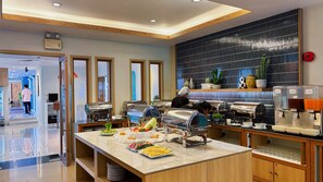 Se sirven desayunos, almuerzos y cenas; cocina internacional