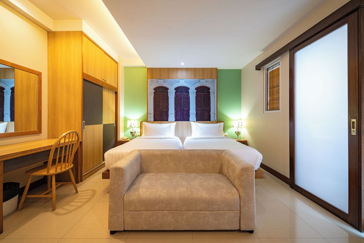 Superior-værelse med 2 enkeltsenge | Pengeskab på værelset, skrivebord, arbejdsområde til bærbare computere