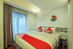 Desk, iron/ironing board, free WiFi - The Silk at Dago Boutique Hotel (Bandung)