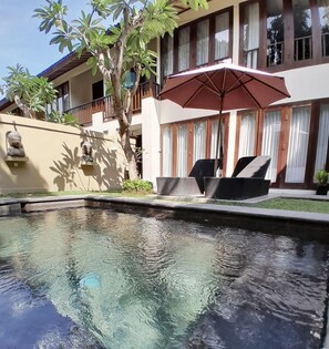 Hồ bơi ngoài trời, ghế dài tắm nắng 