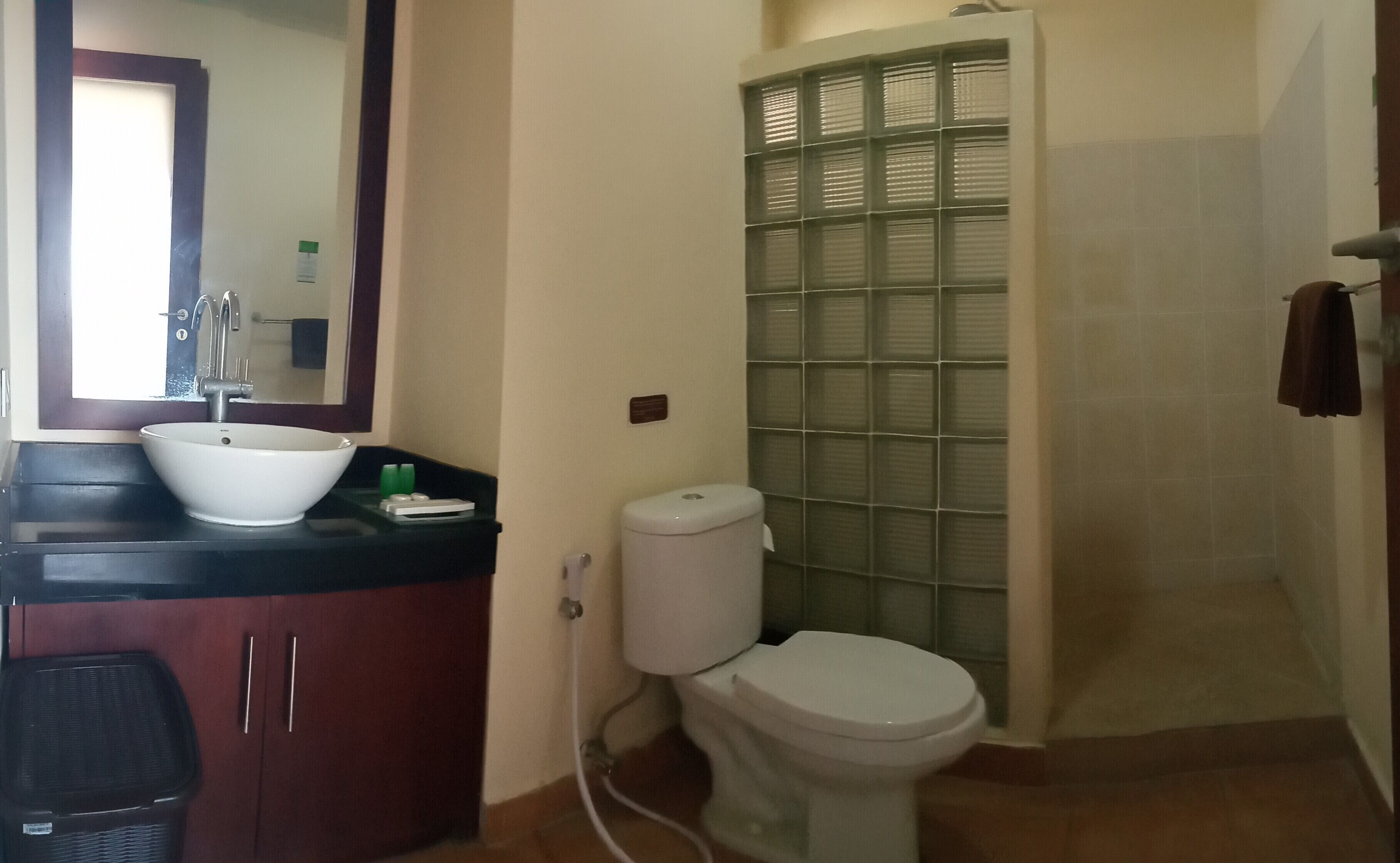 Ein Badezimmer mit weißem Waschbecken, Toilette und Duschkabine.