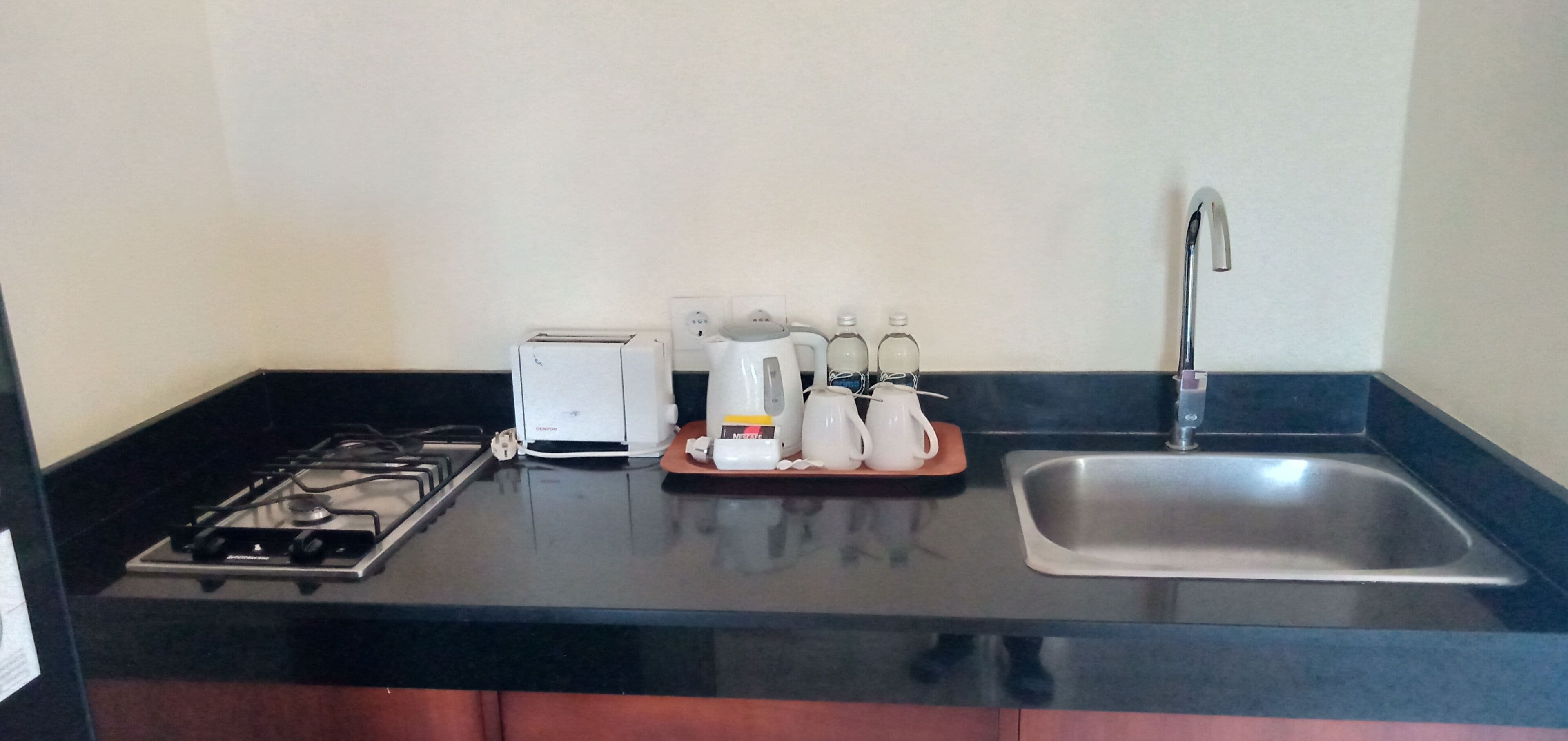 Coffee/tea maker, fridge, stovetop, electric kettle