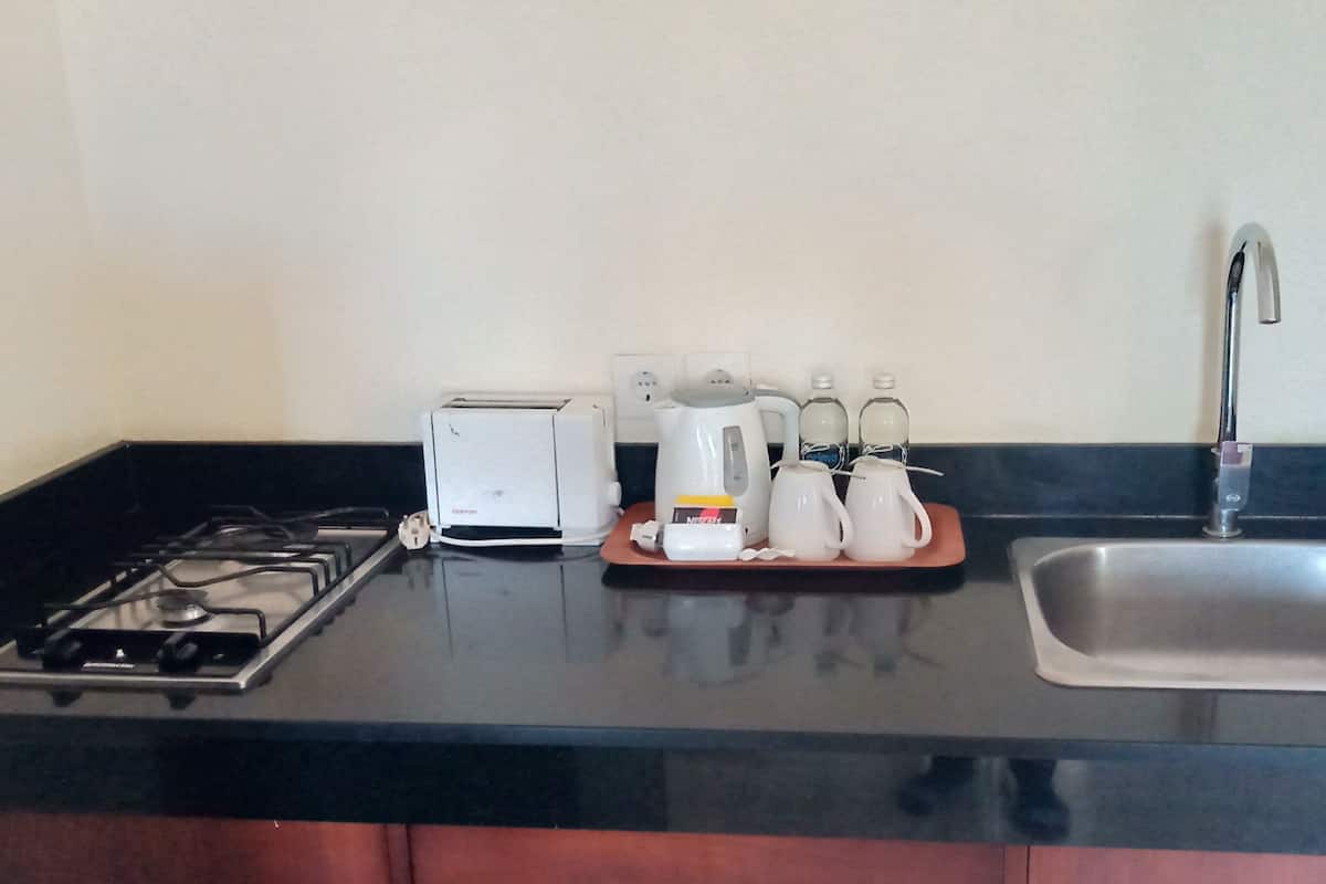 Kaffe- och tebryggare, kylskåp, spishäll och vattenkokare