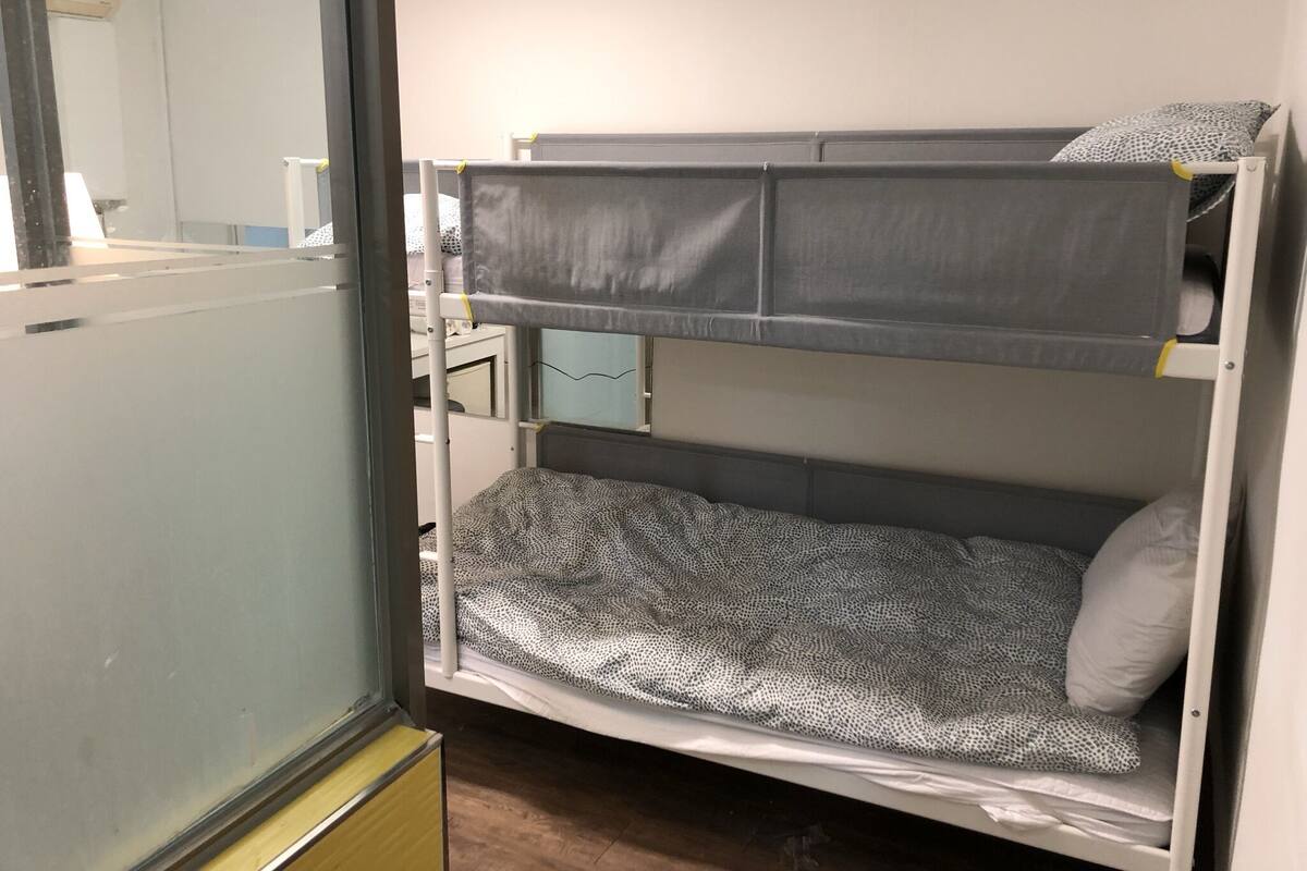 Tomannsrom – standard | Bad | Dusj, hårføner, tøfler og håndklær