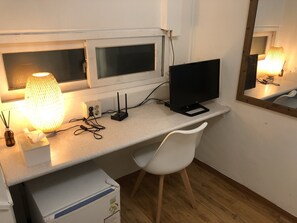 Standard Double Room | Minibar, desk, soundproofing, free WiFi - Hostel Metro (Seoul)