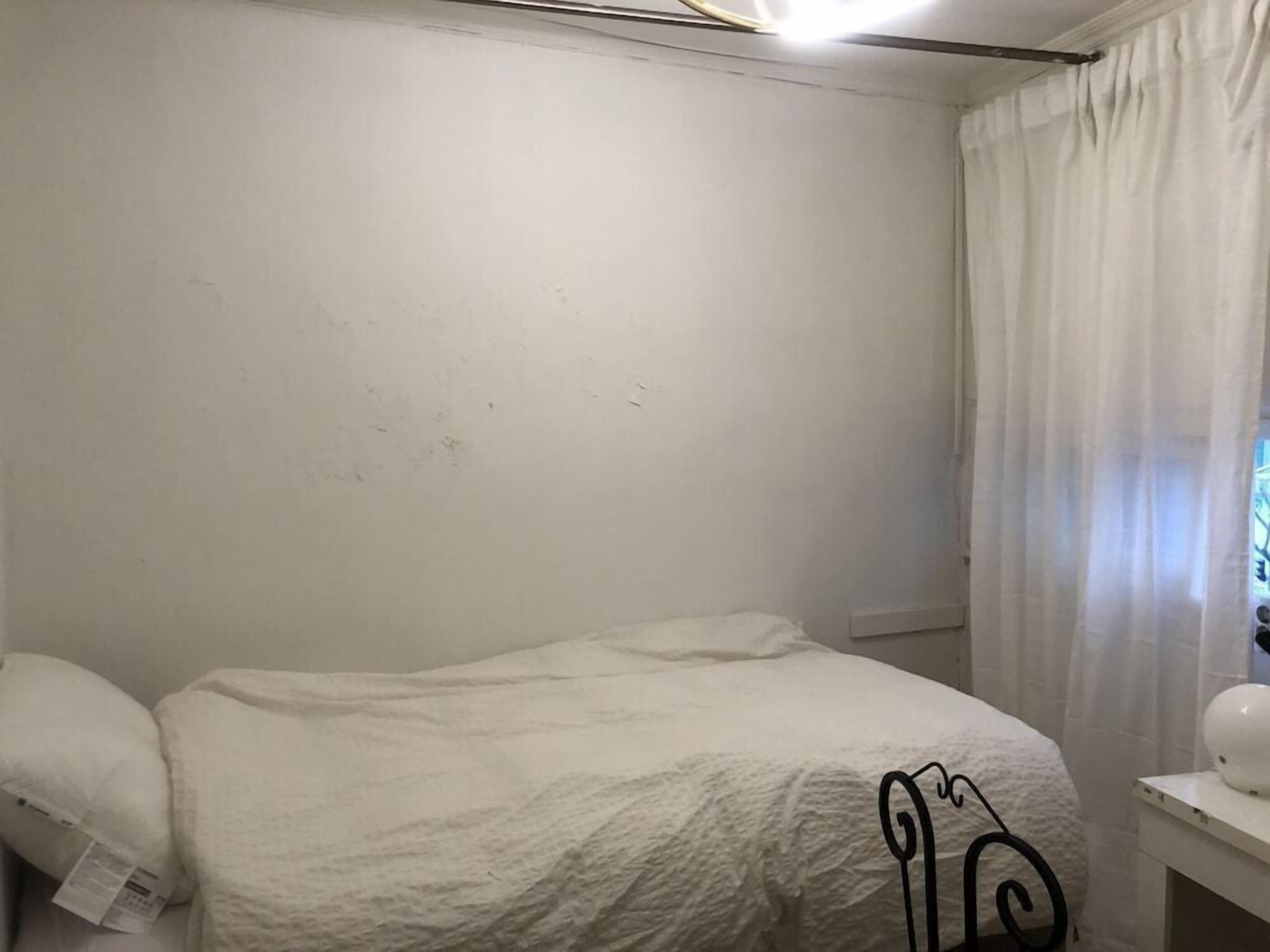 Desk, soundproofing, free WiFi, bed sheets