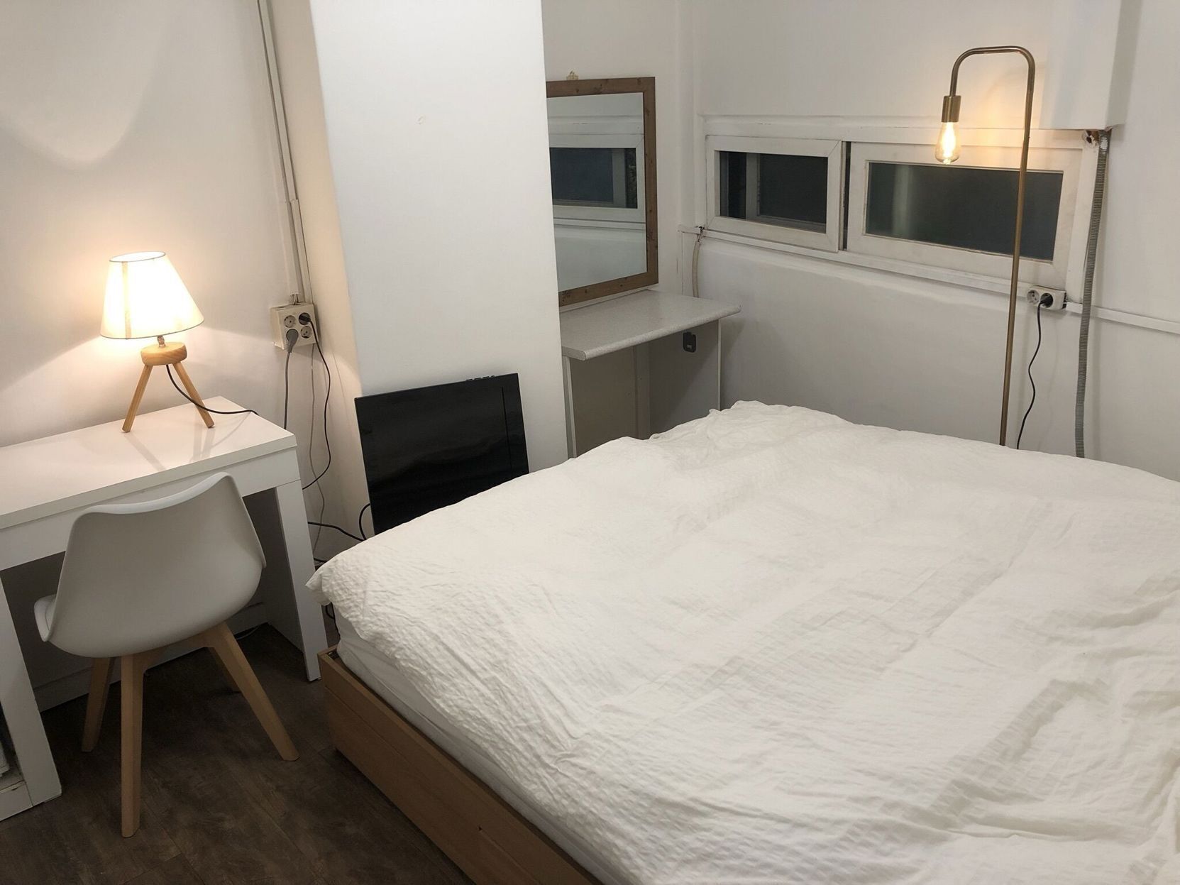 Desk, soundproofing, free WiFi, bed sheets