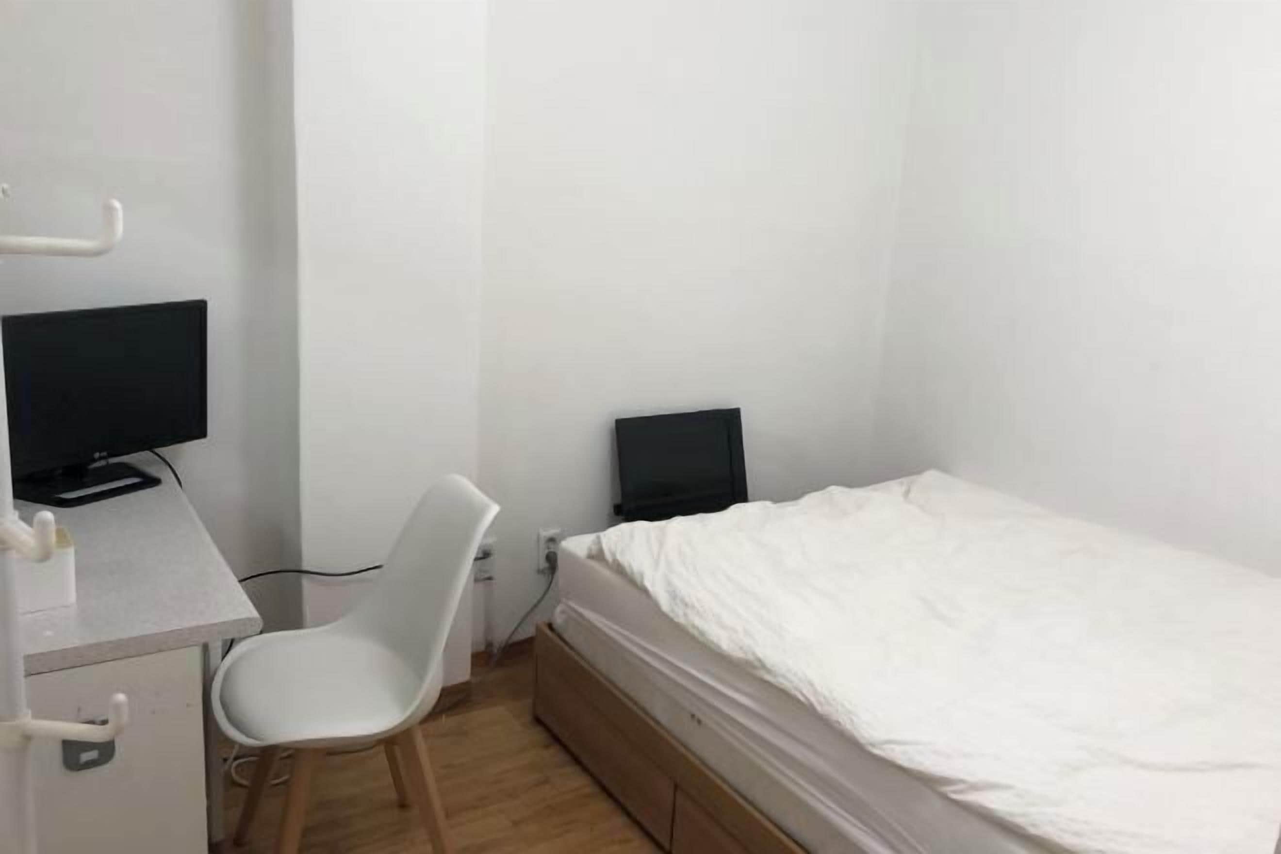 Minibar, escritorio, sistema de insonorización y wifi gratis 