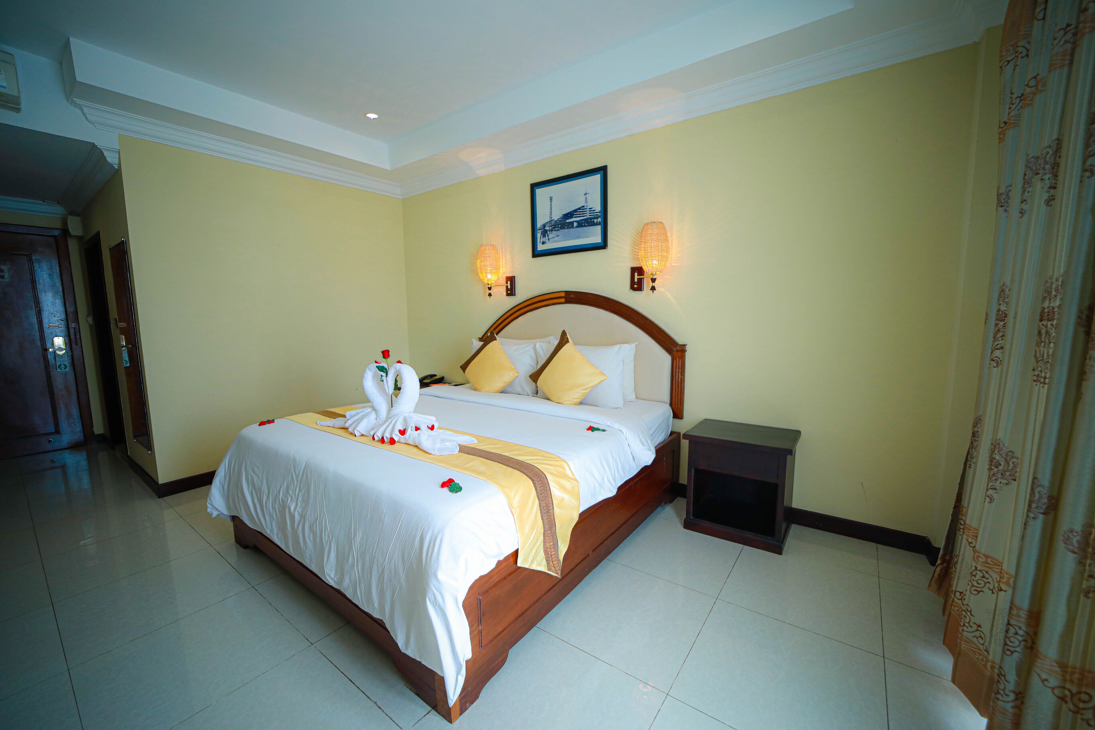 Deluxe Double Room, 1 Double Bed | Minibar, in-room safe, individually decorated, individually furnished