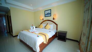 Deluxe Double Room, 1 Double Bed | Minibar, in-room safe, individually decorated, individually furnished