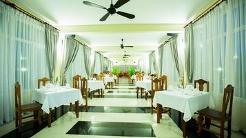 2 restaurants, breakfast, lunch, dinner served; international cuisine