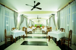 2 من المطاعم، حيث تُقدم وجبات الإفطار، الغداء، العشاء، الأطباق العالمية