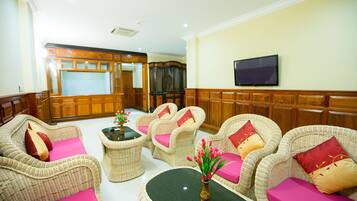 Family Suite (Classy Family Suite) | Living room | 32-inch LCD TV with cable channels, TV
