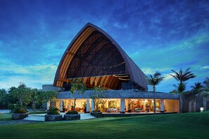 2 bars/lounges, een poolbar