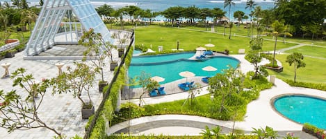 3 piscines extérieures, parasols de plage, chaises longues