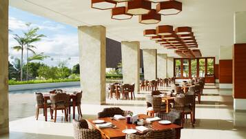 Café da manhã com buffet todos os dias (IDR 350000 por pessoa)