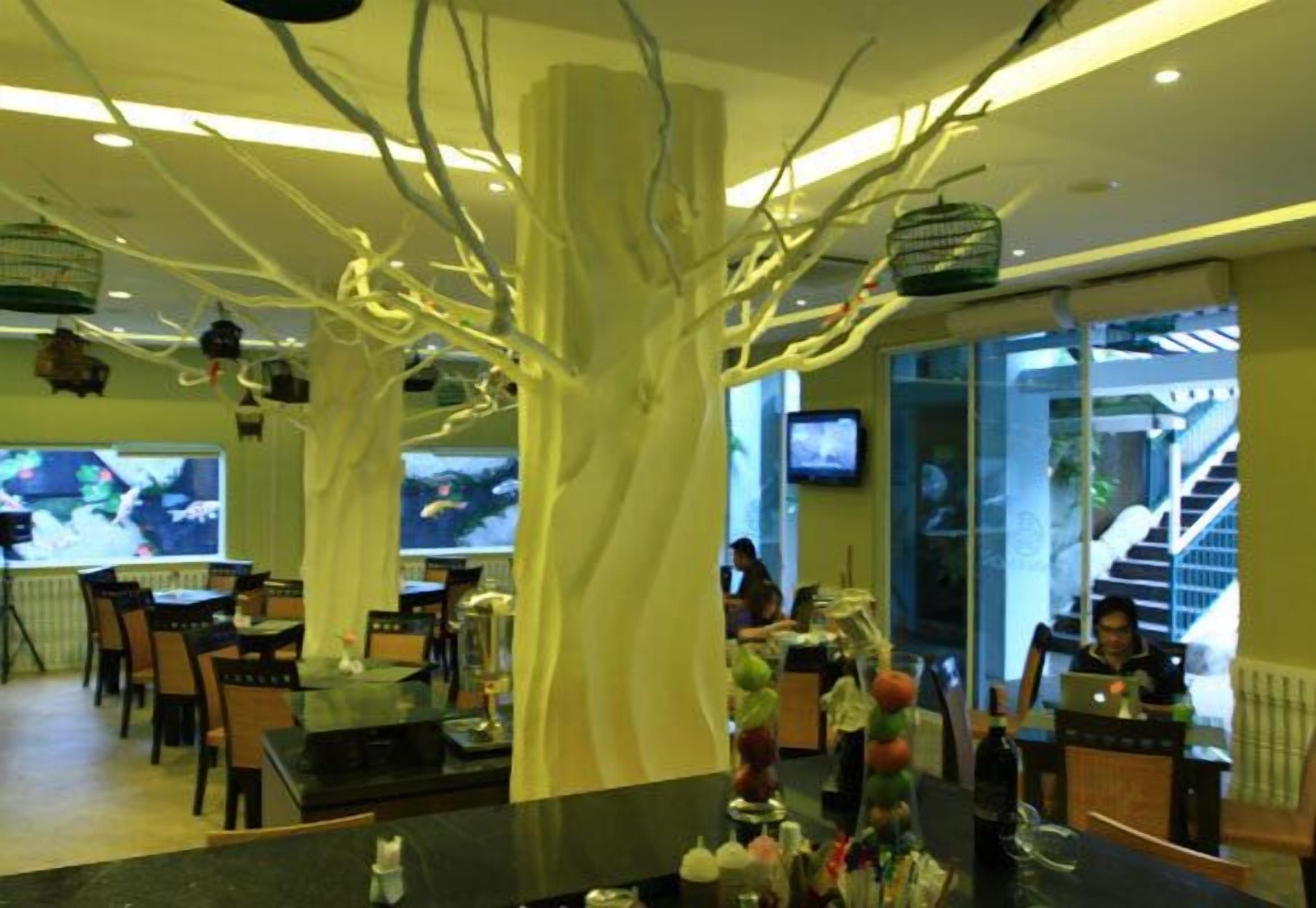 breakfast, lunch, dinner served; local and international cuisine