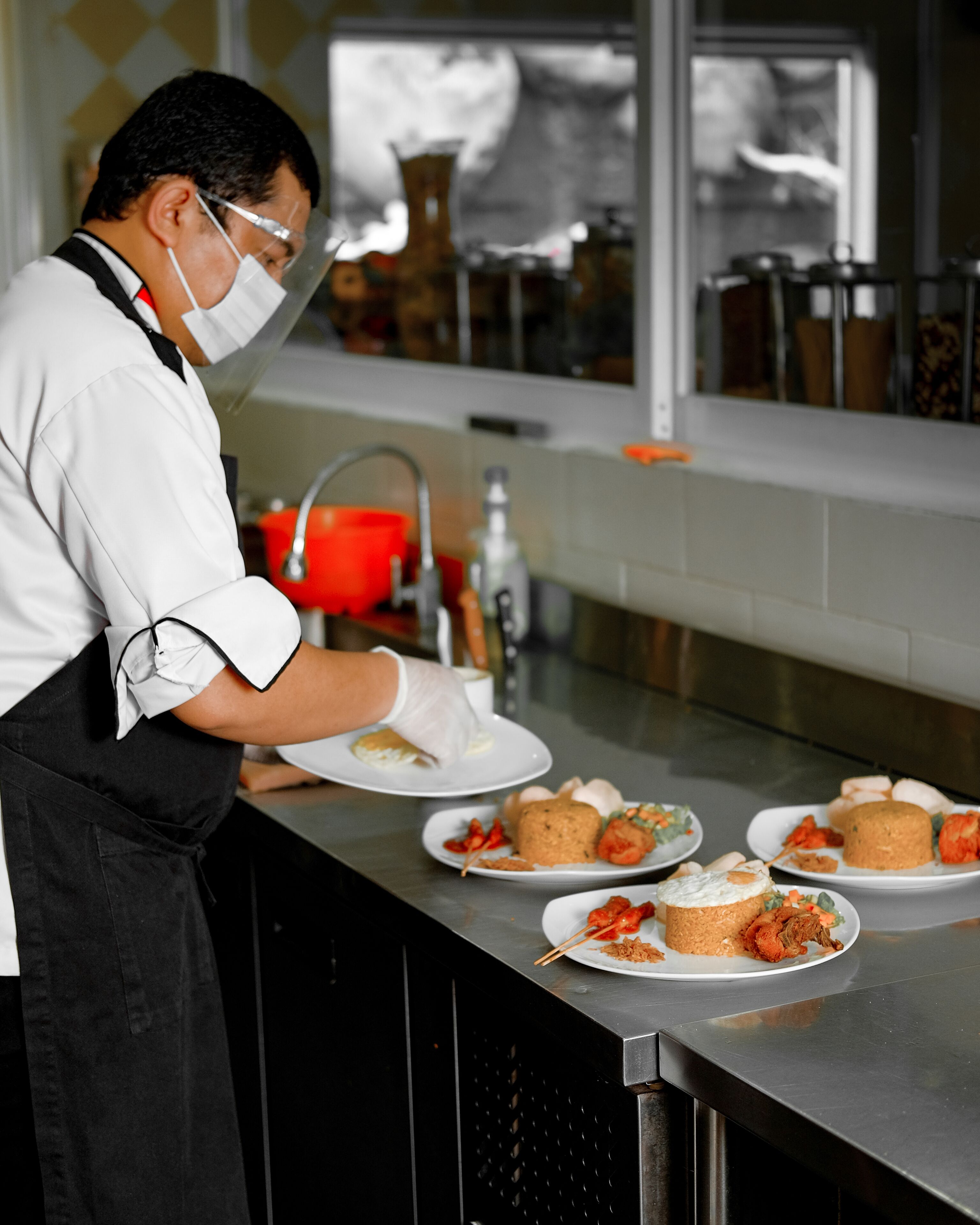 fridge, coffee/tea maker, electric kettle