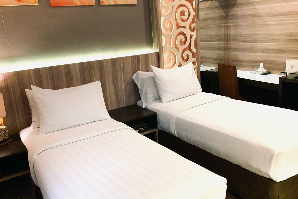 superior twin room, smoking | 1 bedroom, minibar, in-room safe, desk