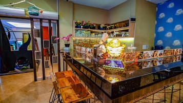 Se sirven desayunos, almuerzos, cenas y cocina local e internacional