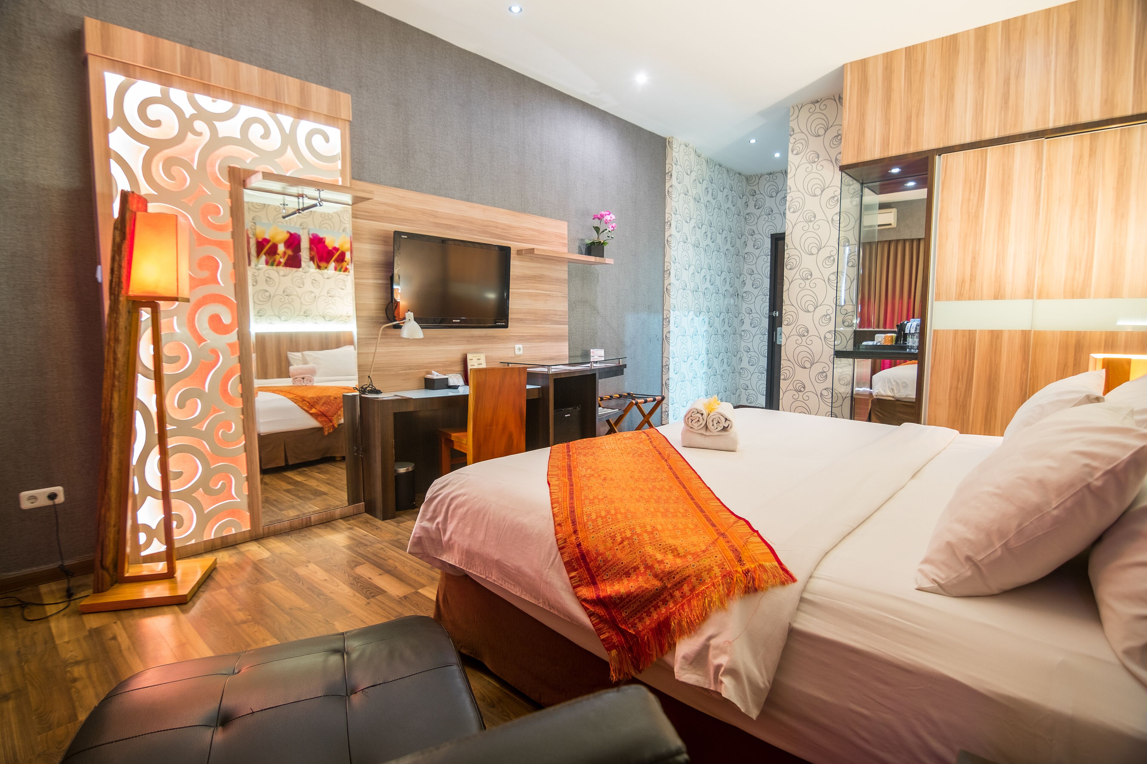 套房 | 迷你吧、客房内保险箱、办公桌、遮光窗帘