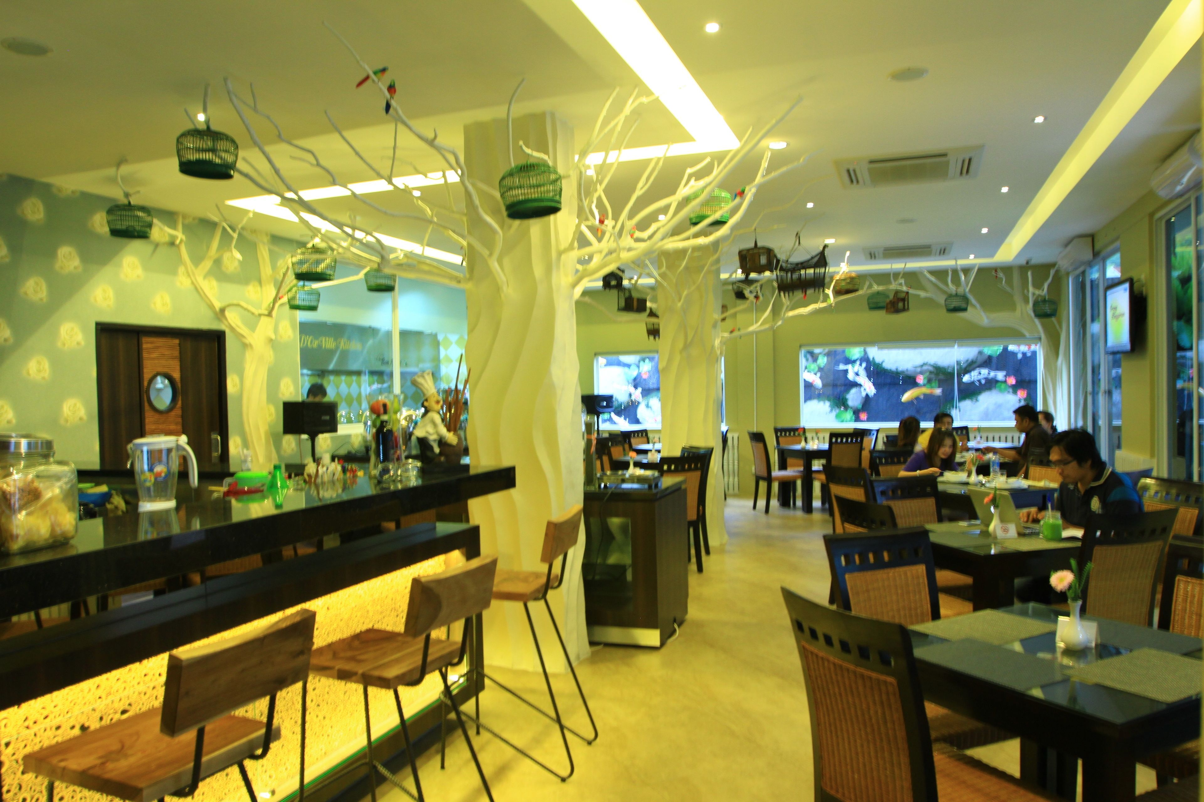 Breakfast, lunch, dinner served; local and international cuisine 