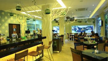 Café da manhã, almoço e jantar; local e internacional