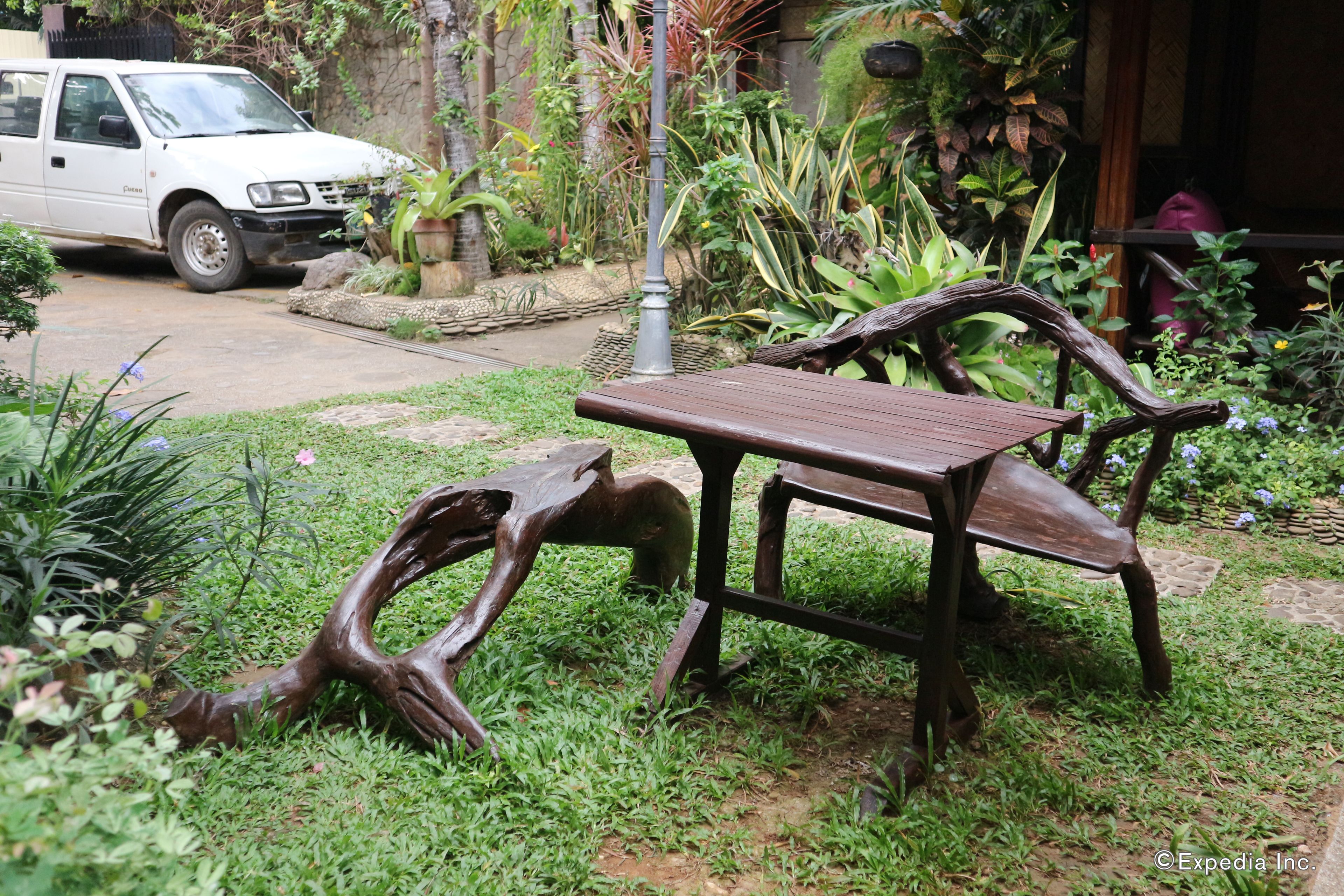 Serveert ontbijt, lunch, diner, lokale gerechten 