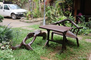 Frukost och lunch serveras, njut av de goda smakerna från lokala rätter.