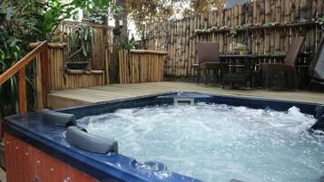 Outdoor spa tub