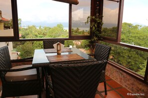 Serveert ontbijt, lunch, diner, lokale gerechten 