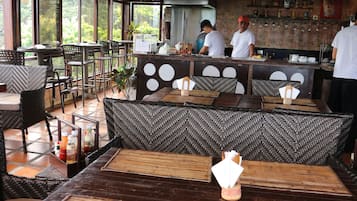 供應早餐、午餐、晚餐;本地菜